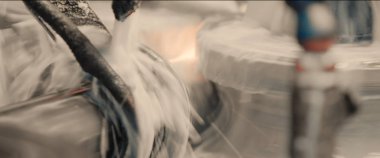 Metal fabrikasında su soğutma sistemi olan çelik levha oluşturma makinesi.