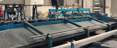 Çelik levhaları kesme / kesme / soyma makinesi, yakın plan.