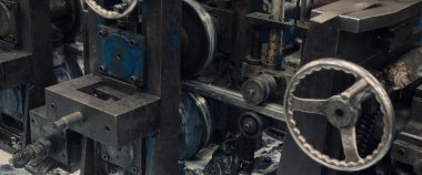 Metal levha oluşturma makinesine bağlı endüstriyel metal bobinler