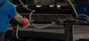 İşçi büyük tel halat askısı kuruyor