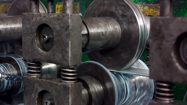 Metal levha oluşturma makinesine bağlı endüstriyel metal bobinler — Stok fotoğraf