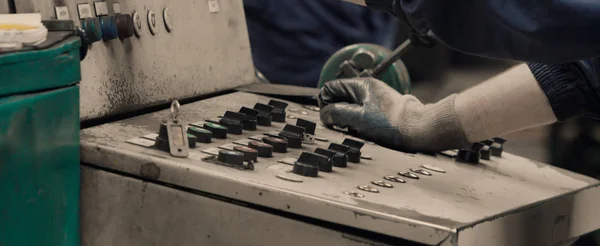 Trabalhador industrial em luvas operando máquina no painel de controle na planta da indústria metálica . — Fotografia de Stock