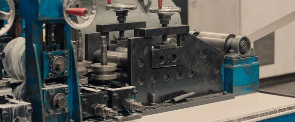 Zestaw stalowych kół zębatych blachy maszyna do gięcia w fabryce obróbki metali. — Zdjęcie stockowe