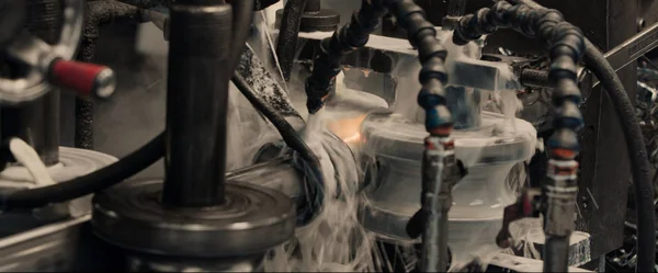 금속 공장에서 물 냉각 장치가 있는 기계를 만들어 내는 철판 이중 층 롤. — 스톡 사진