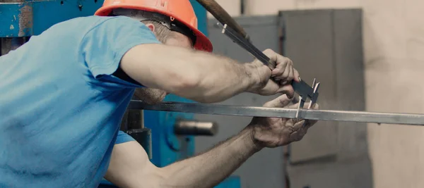 리바 르의 버니어 측정 단위를 사용하는 노동자 — 스톡 사진