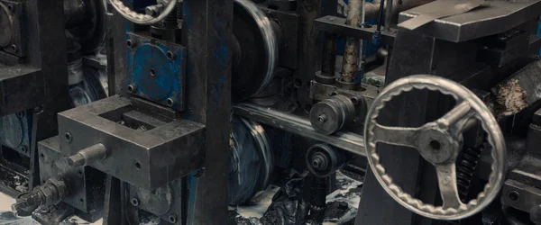 금속 판화 제작 기계와 연결 된 산업용 금속판 코일 — 스톡 사진