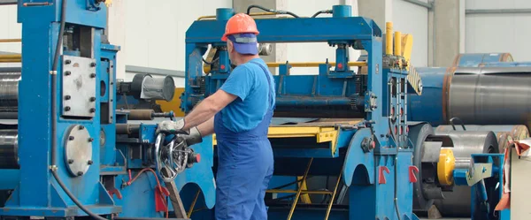 Ingenjör kontrollera och styra automatisk maskin i mekanisk verkstad — Stockfoto