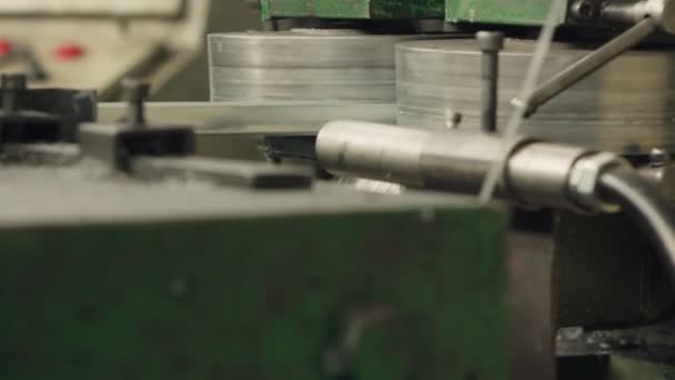 Bobinas industriales de chapa metálica conectadas con la máquina formadora de perfiles de chapa — Vídeos de Stock
