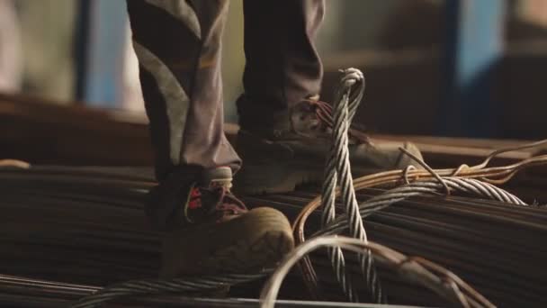 Εργαζόμενος φορτώνει ράβδους και κρεμάει το φορτίο στις αλυσίδες του γερανού — Αρχείο Βίντεο