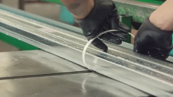 Perfis de alumínio de embalagem do trabalhador no armazém de produtos metálicos . — Vídeo de Stock
