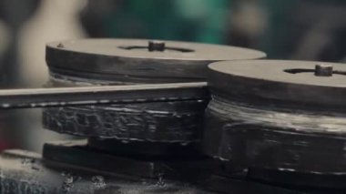 Metal profil oluşturma makinesi. Metal levha işleme.