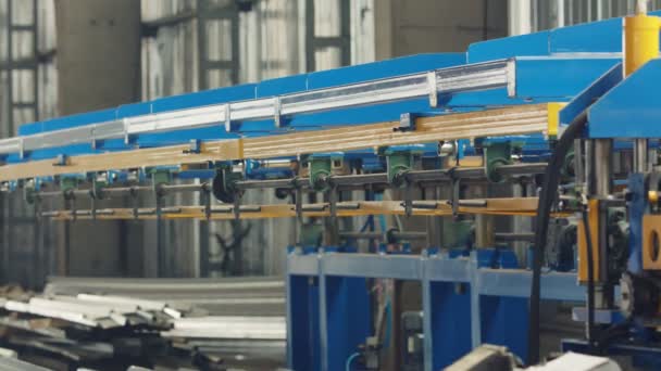 Станок для гибки листового металла на заводе — стоковое видео