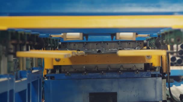 Plåt bocknings maskin i produktionsanläggningen — Stockvideo
