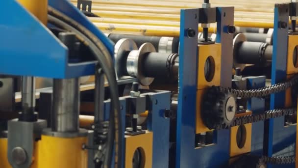 Máquina industrial para doblar chapas metálicas — Vídeos de Stock