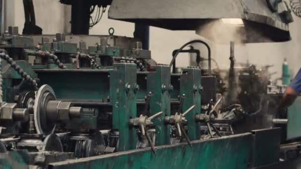 金属板形状成形機に接続された産業用金属板コイル — ストック動画