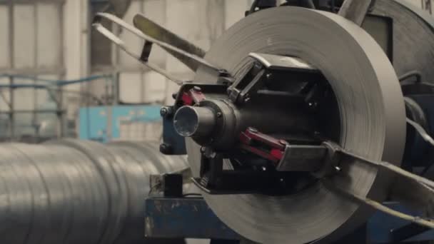 Industrielle Blechspulen, die mit einer Profilformmaschine verbunden sind. — Stockvideo