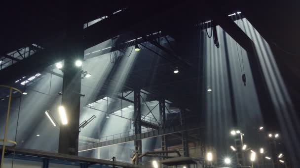 Interiér moderního výrobního závodu se slunečními paprsky v atmosféře. — Stock video