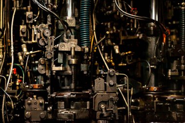 Metal endüstrisinde çeşitli ayrıntılara sahip metal çalışma makinesinin görüntüsü.