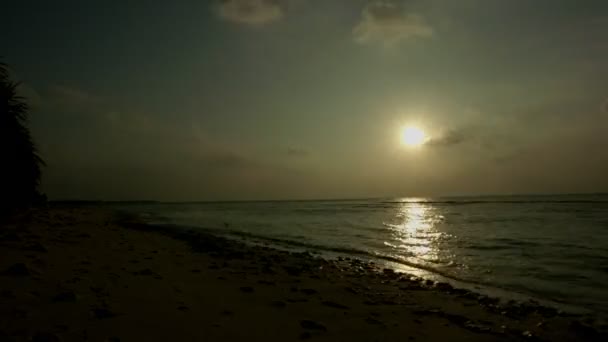 Tid förflutit av färgglada mörklila orange solnedgång himmel över havet på Maldiverna. — Stockvideo
