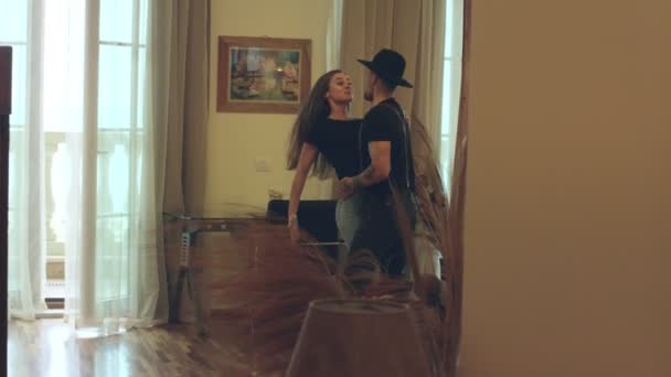 Csinos pár szerelmes táncban. A lány a barátján lóg a kezével és a lábával. — Stock videók