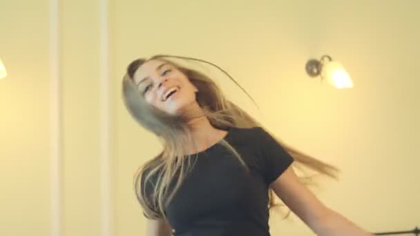 Pozitív hangulatú nő mosolyog és ugrál — Stock videók