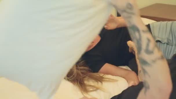Para zakochanych ma zabawną walkę na poduszki. — Wideo stockowe