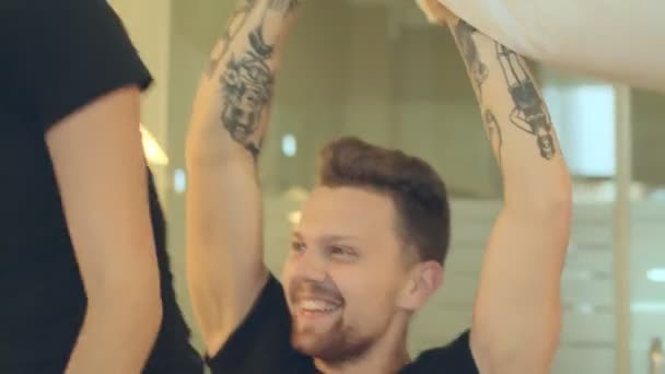 Couple amoureux ayant un combat d'oreiller amusant.