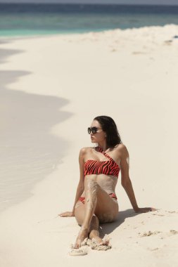 Kumsalda mutlu güzel bir kadın. Maldivler.