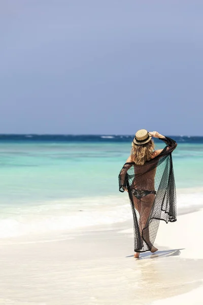 Young woman enjoying her vacations near tropical ocean in Maldives — Stock Photo, Image
