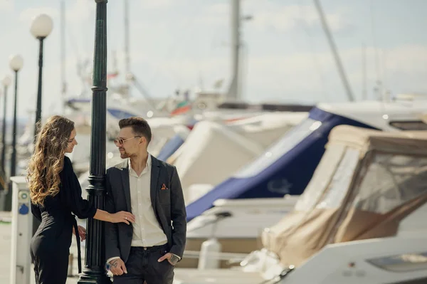 Joven hermosa pareja al aire libre retrato de moda en un puerto de yate . —  Fotos de Stock
