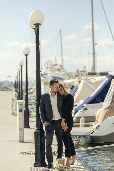 Joven hermosa pareja al aire libre retrato de moda en un puerto de yate . —  Fotos de Stock