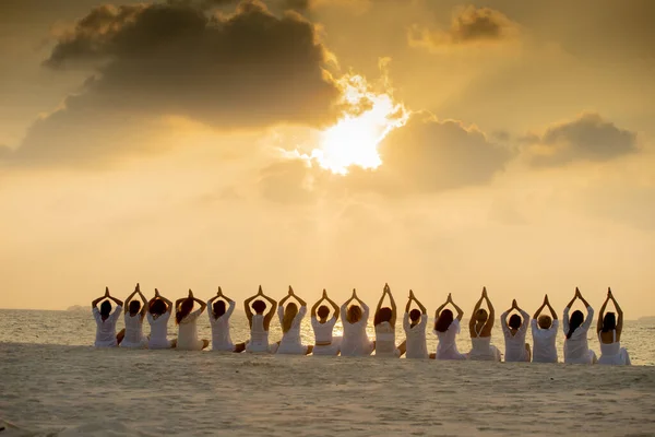 Okyanus Kıyısındaki Kumsalda Gün Batımında Yoga Yapan Genç Insanların Yoga Stok Fotoğraf