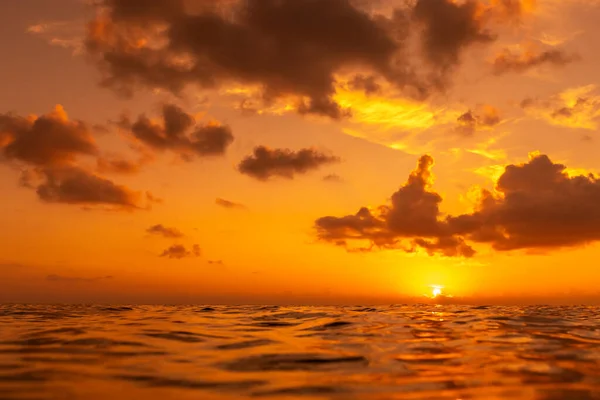 Jasny Złoty Niesamowity Zachód Słońca Nad Powierzchnią Oceanu Kolorowe Widoki — Zdjęcie stockowe
