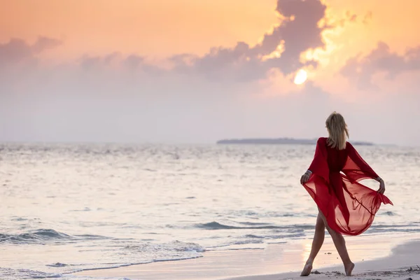 Vue Arrière Joyeux Mignon Attrayant Jeune Femme Blonde Heureuse Robe — Photo