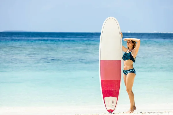 Mooie Jonge Brunet Vrouw Met Slank Lichaam Verblijft Het Strand Stockfoto