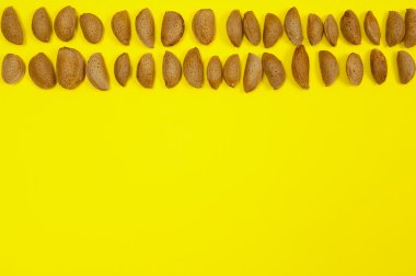 Badem kopya alanı Sarı zemin üzerine iki satır