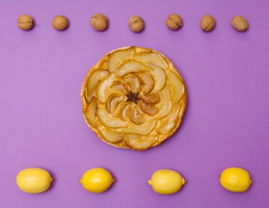 Tarte Tatin elma armut tart ile meyve mor zemin üzerine