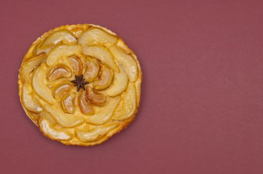 Bütün tarte Tatin elma armut tart bordo arka plan üzerinde izole
