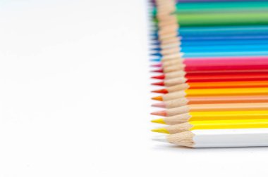 Beyaz arkaplanda izole edilmiş renkli kalemler yakın plan