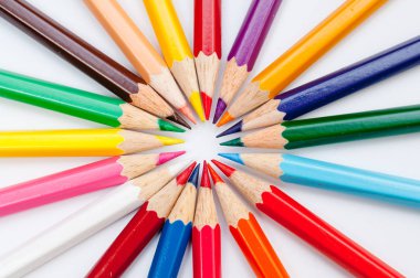 Beyaz arkaplanda izole edilmiş renkli kalemler yakın plan