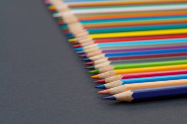 Siyah arka plan üzerine izole renkli kalemler yakın çekim