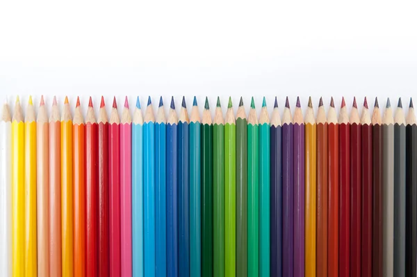 Beyaz arkaplanda izole edilmiş renkli kalemler yakın plan