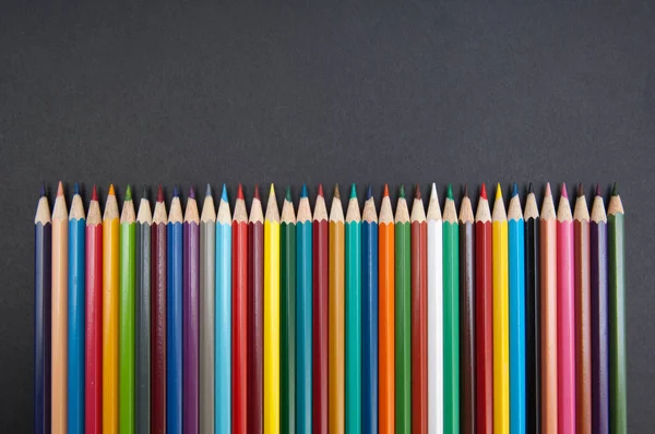 Lápices de color aislados sobre fondo negro de cerca — Foto de Stock