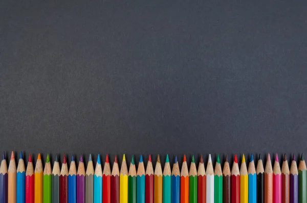 Lápices de color aislados sobre fondo negro de cerca — Foto de Stock