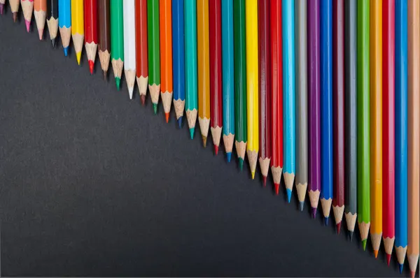 Lápices de color aislados sobre fondo negro de cerca — Foto de Stock