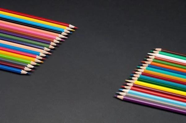 Crayons de couleur isolés sur fond noir gros plan — Photo