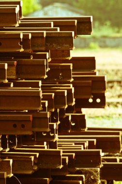 Paslı tren yığını izler