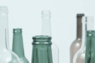 Karışık renkler yeşil, açık beyaz, kaş dahil olmak üzere cam şişe