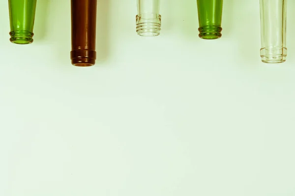Butelki szklane mieszanych kolorach, w tym brwi, jasne, biały, zielony — Zdjęcie stockowe