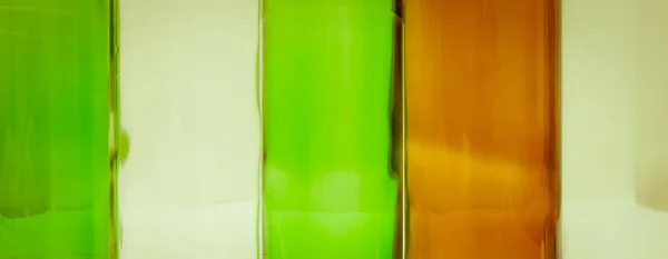 Стеклянные бутылки смешанных цветов, включая зеленый, чистый белый, брови — стоковое фото